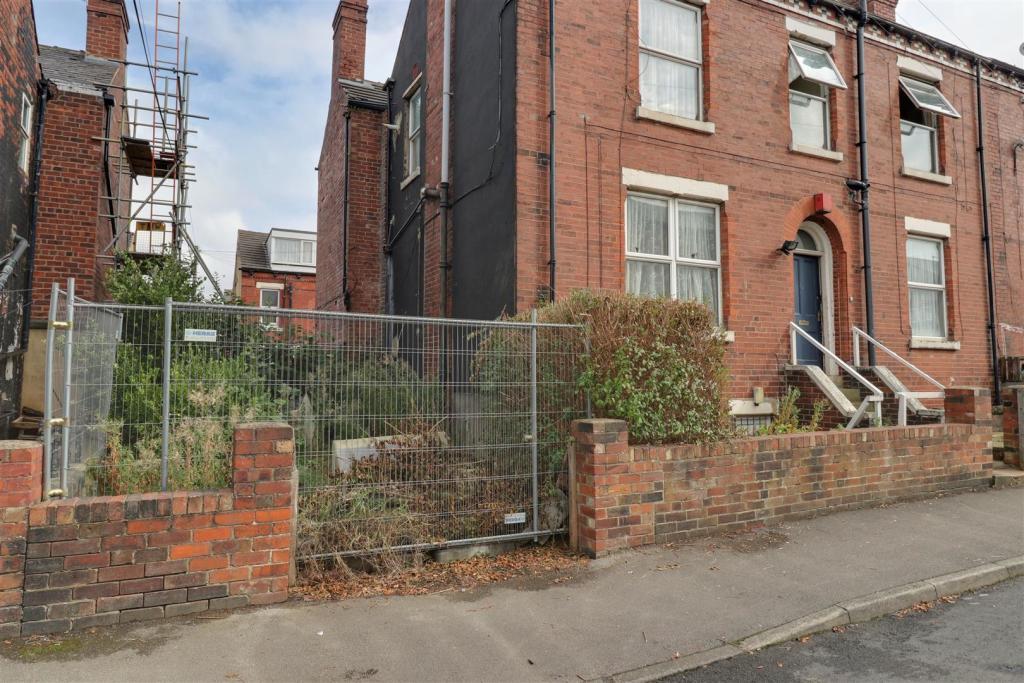 Edinburgh Grove, Armley, Leeds, West Yorkshire, LS12 3RL » Advanced