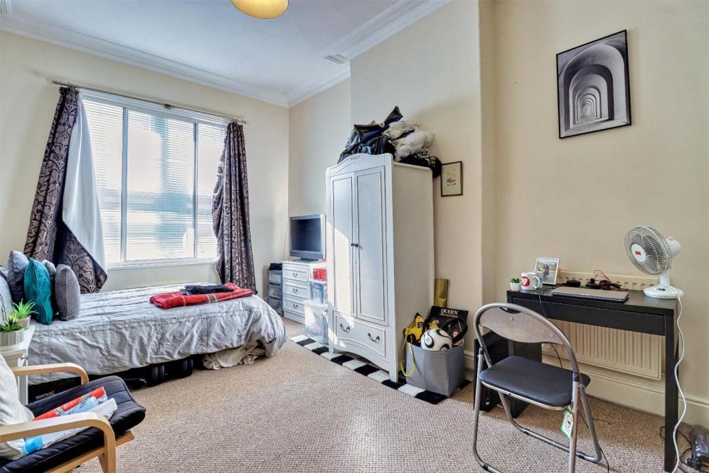 Paradise Grove, Horsforth, Leeds, West Yorkshire, LS18 4RN » Advanced Property Auction