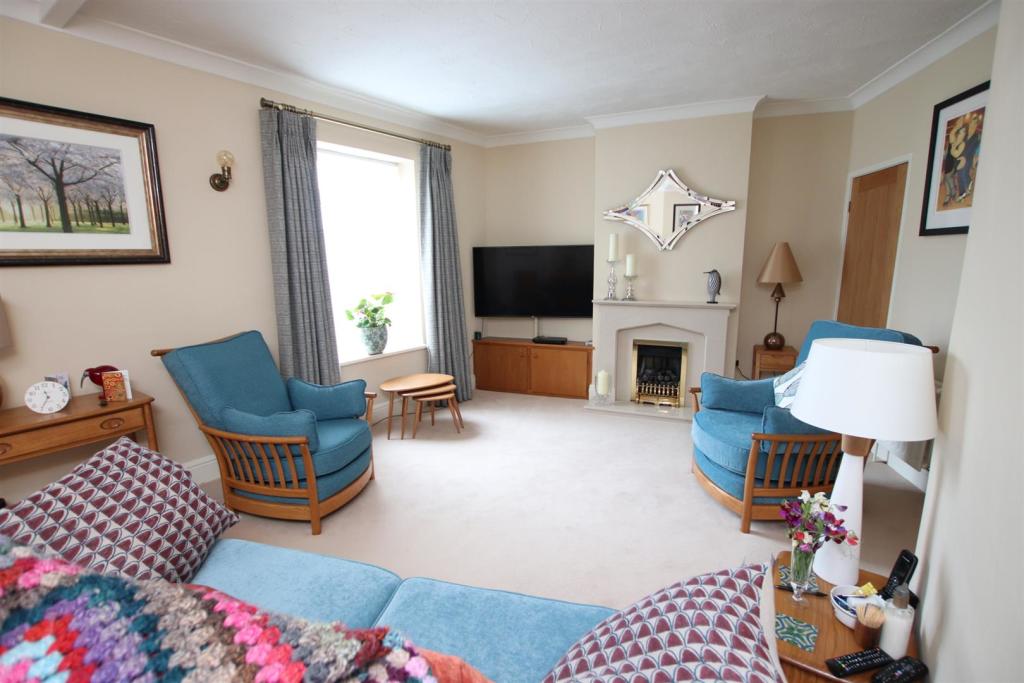 Town Street, Horsforth, Leeds, West Yorkshire, LS18 4AW » Advanced