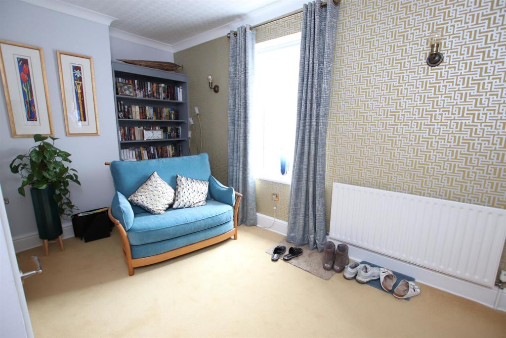 Town Street, Horsforth, Leeds, West Yorkshire, LS18 4AW » Advanced